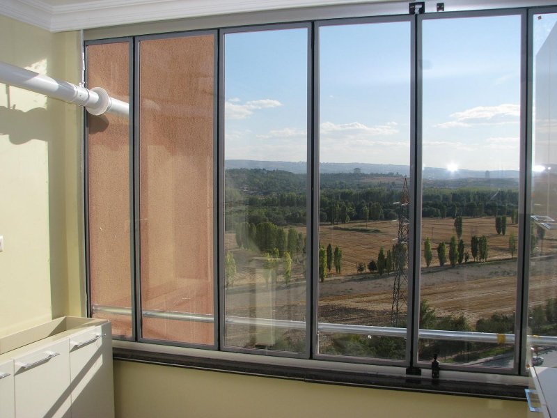 Ankara’da En Dayanıklı Cam Balkon Modelleri ve Bakım İpuçları